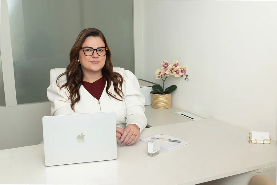 Dra. Livia no trabalho
