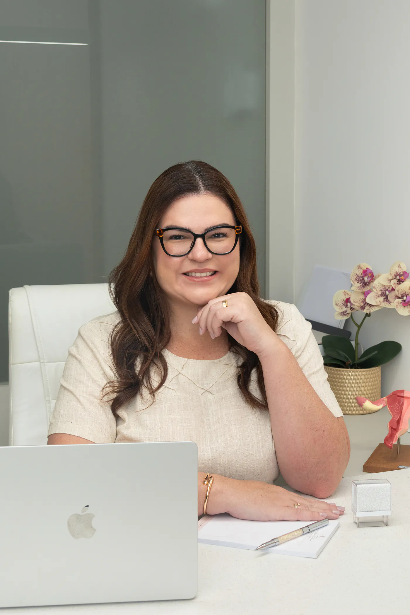 Dra. Livia Checon no consultório