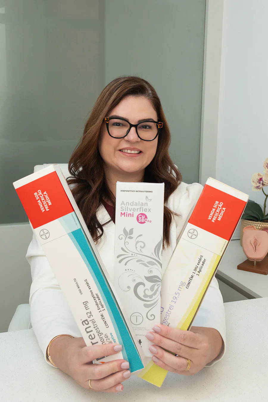 Dra. Livia com modelos de DIU